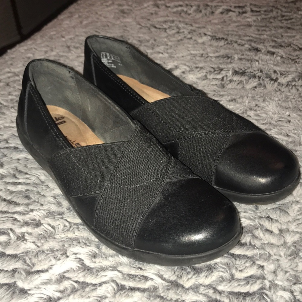 Like new black Clark flats👟🖤